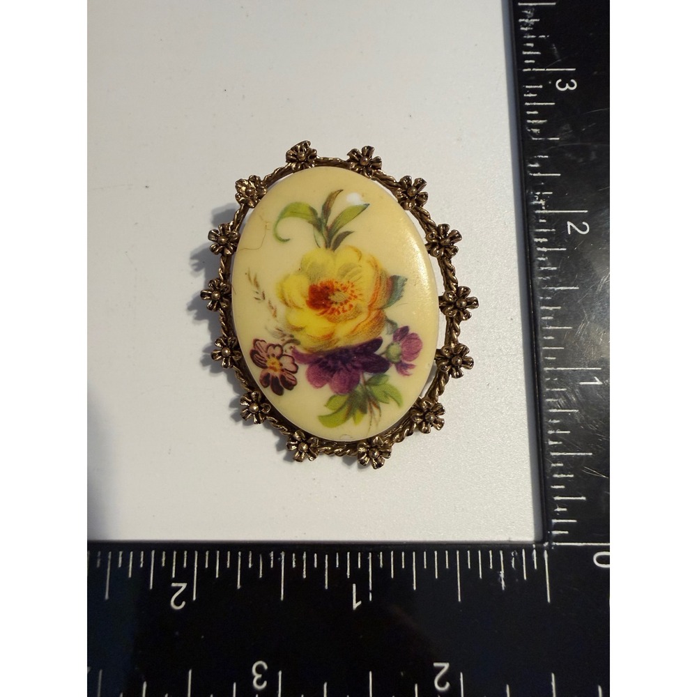 Vintage Oval Floral Porcelain‎ Brooch Gold Tone Filigree Frame Yellow Flower